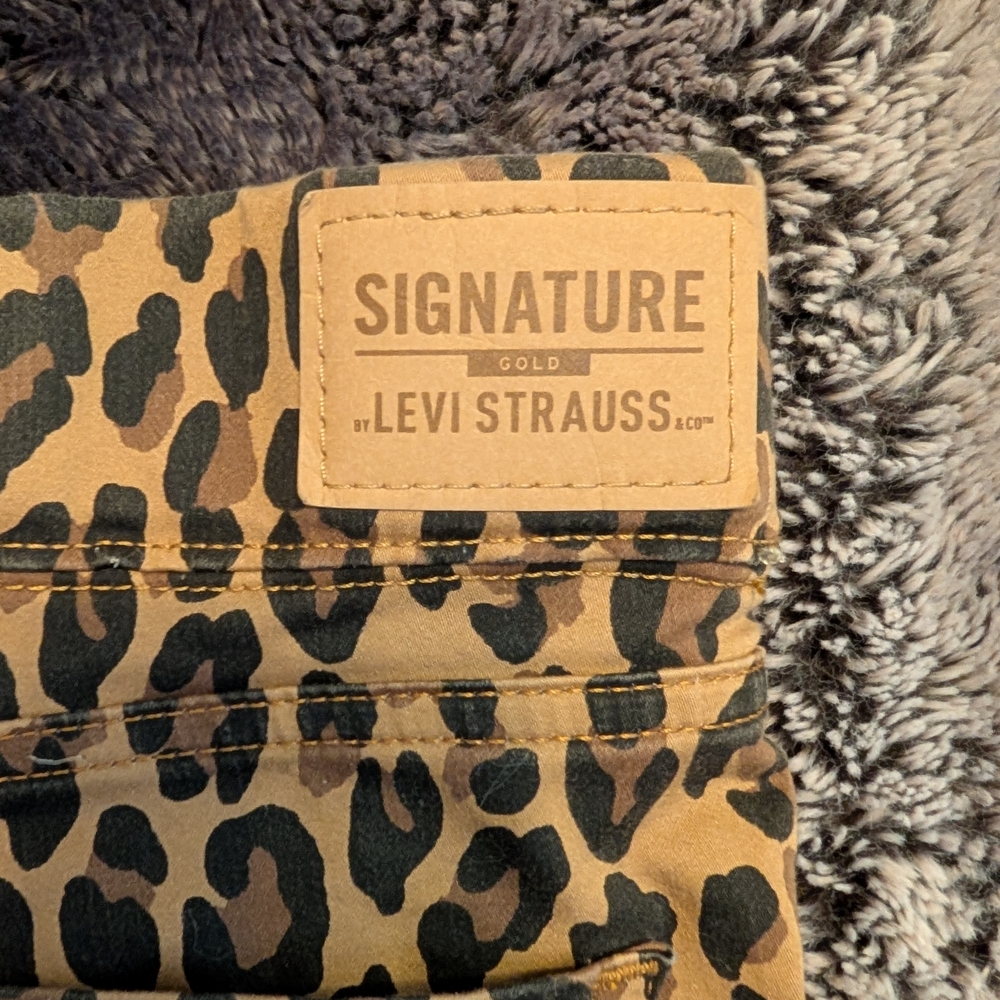 Signature by Levi Strauss Leopard Print High Rise Jeans - Picture 2 of 9